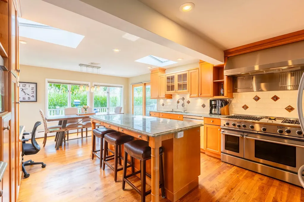 859 E Bay Drive West Islip NY 11795