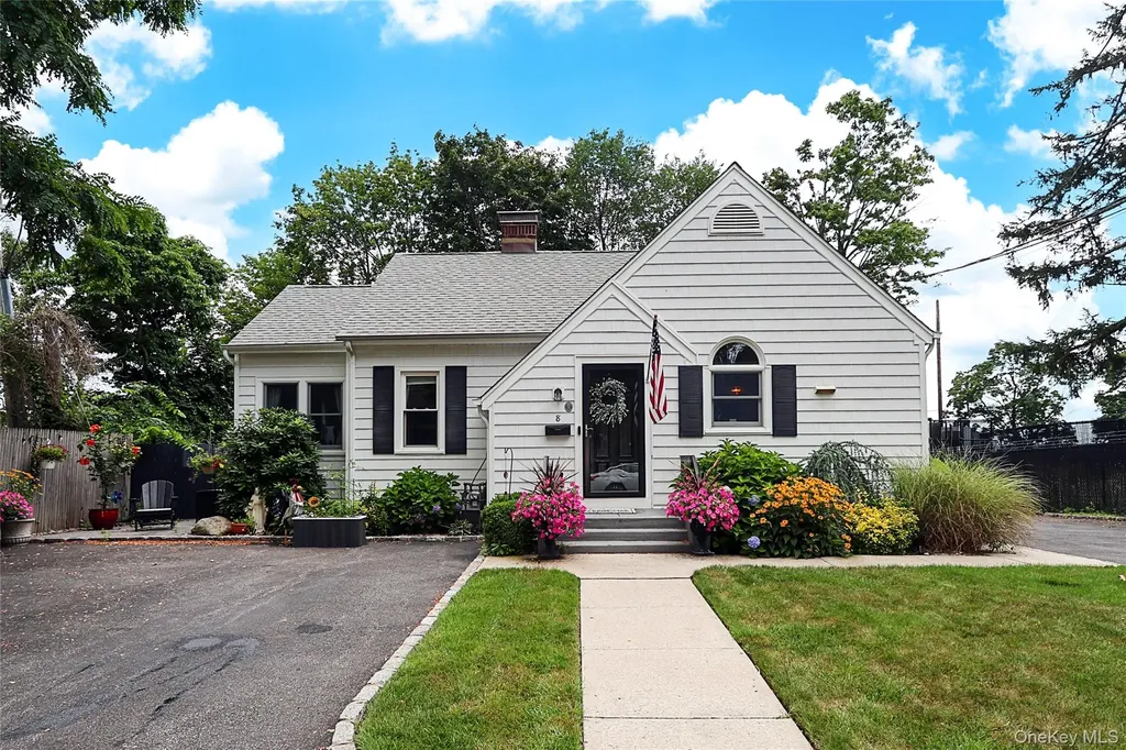 8 Dumond Place Glen Head NY 11545