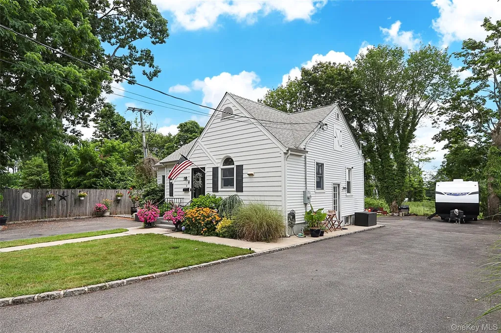 8 Dumond Place Glen Head NY 11545