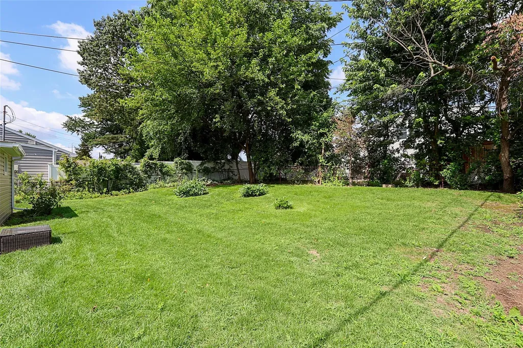 16 Primrose Lane Levittown NY 11756
