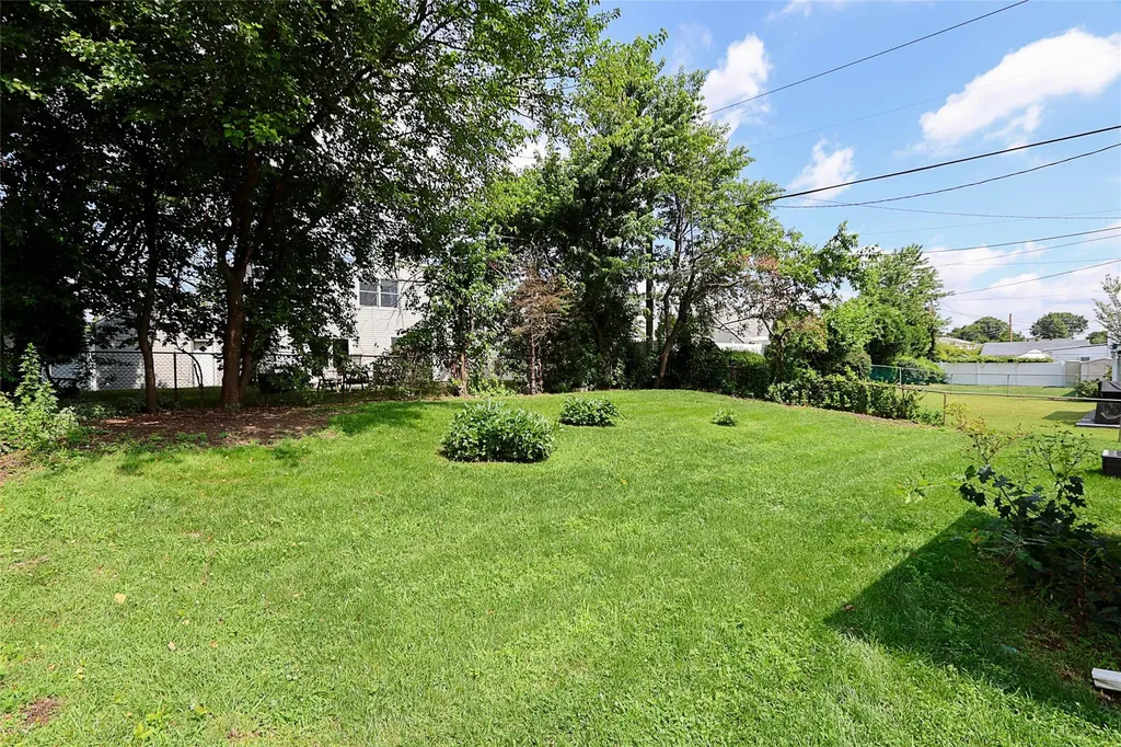 16 Primrose Lane Levittown NY 11756