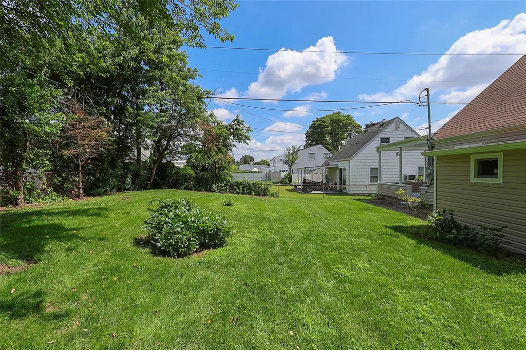 16 Primrose Lane Levittown NY 11756