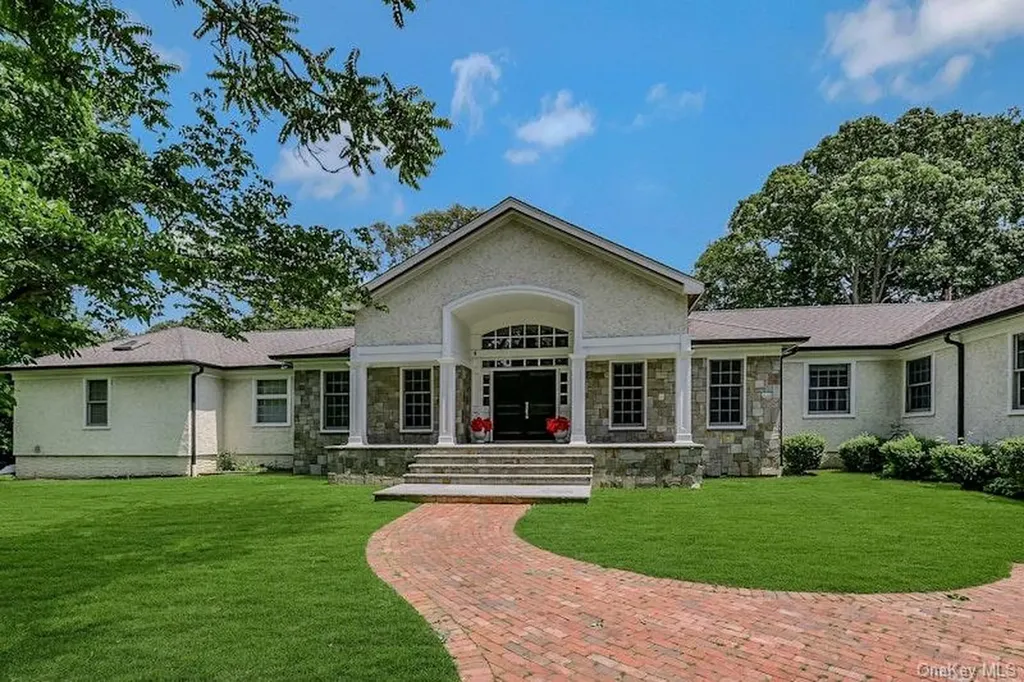47 Sherwood Gate Oyster Bay NY 11771