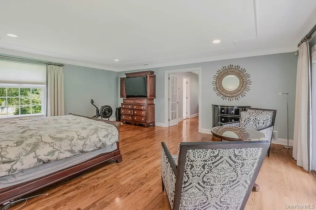 47 Sherwood Gate Oyster Bay NY 11771