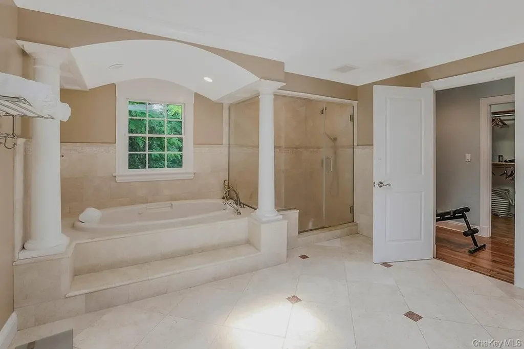 47 Sherwood Gate Oyster Bay NY 11771