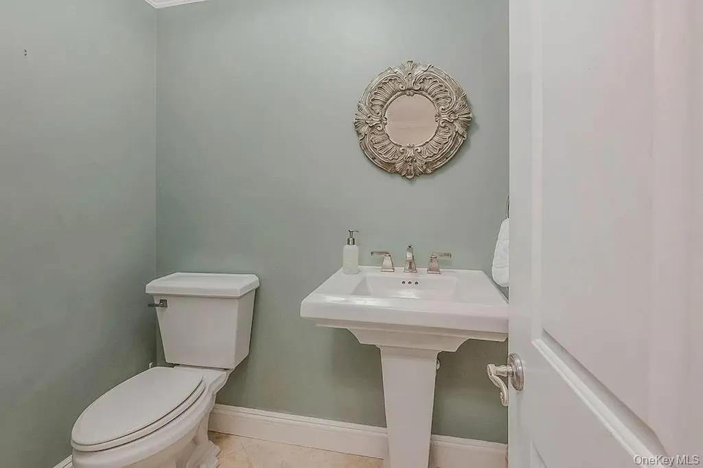 47 Sherwood Gate Oyster Bay NY 11771