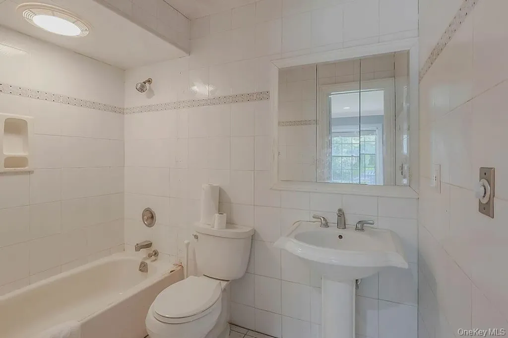 47 Sherwood Gate Oyster Bay NY 11771