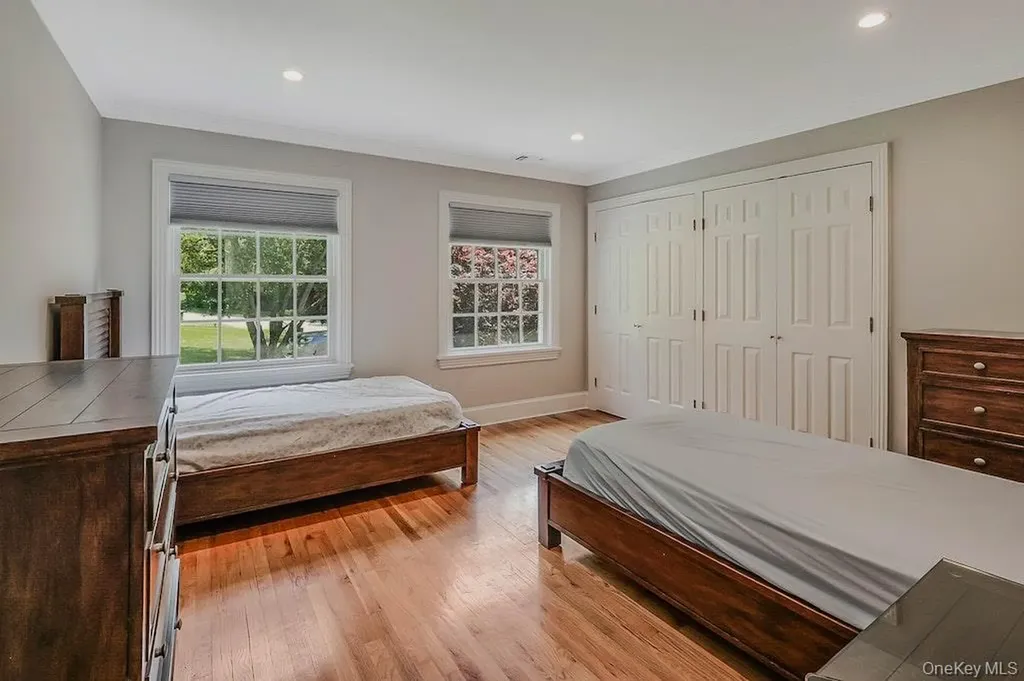 47 Sherwood Gate Oyster Bay NY 11771
