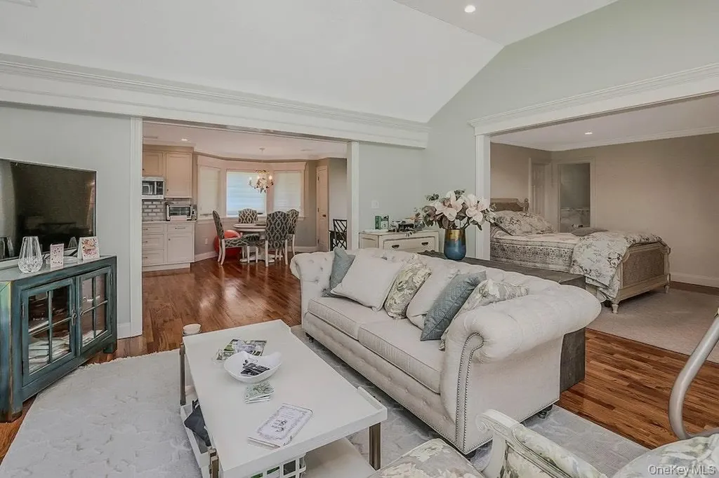 47 Sherwood Gate Oyster Bay NY 11771