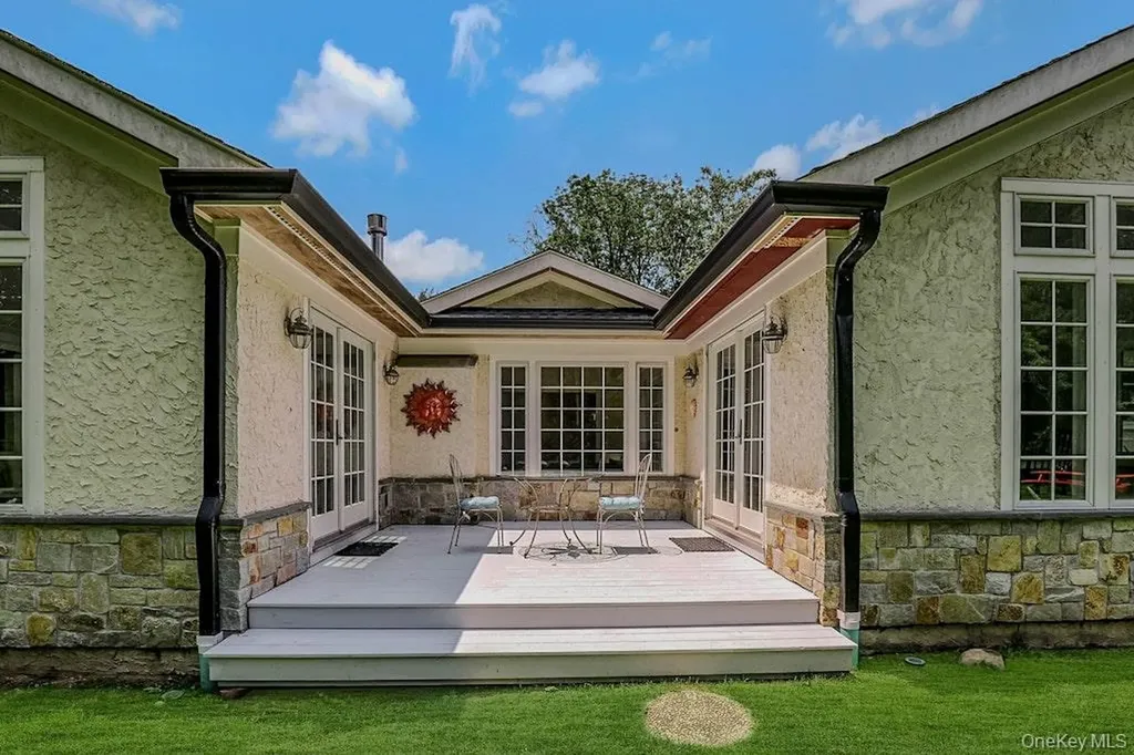 47 Sherwood Gate Oyster Bay NY 11771