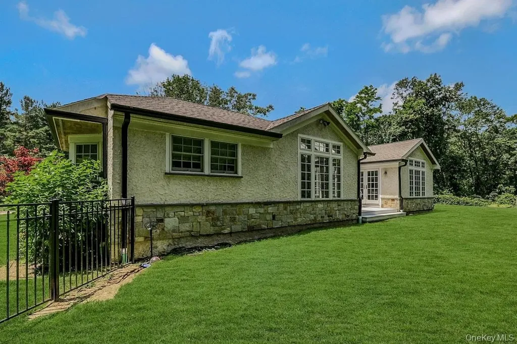 47 Sherwood Gate Oyster Bay NY 11771