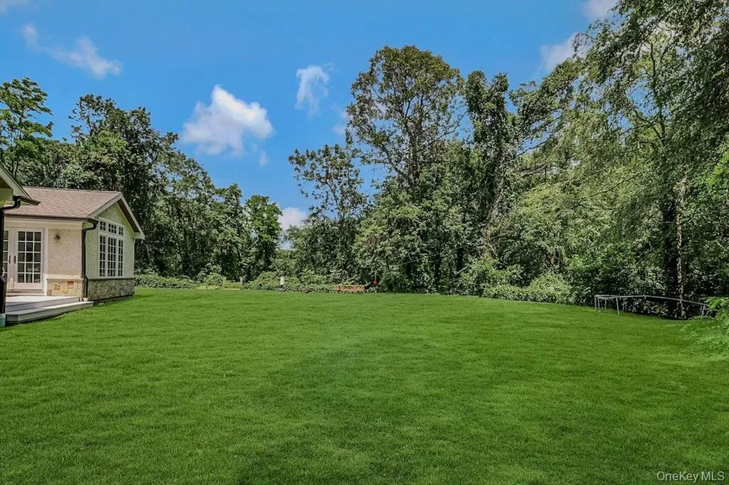 47 Sherwood Gate Oyster Bay NY 11771