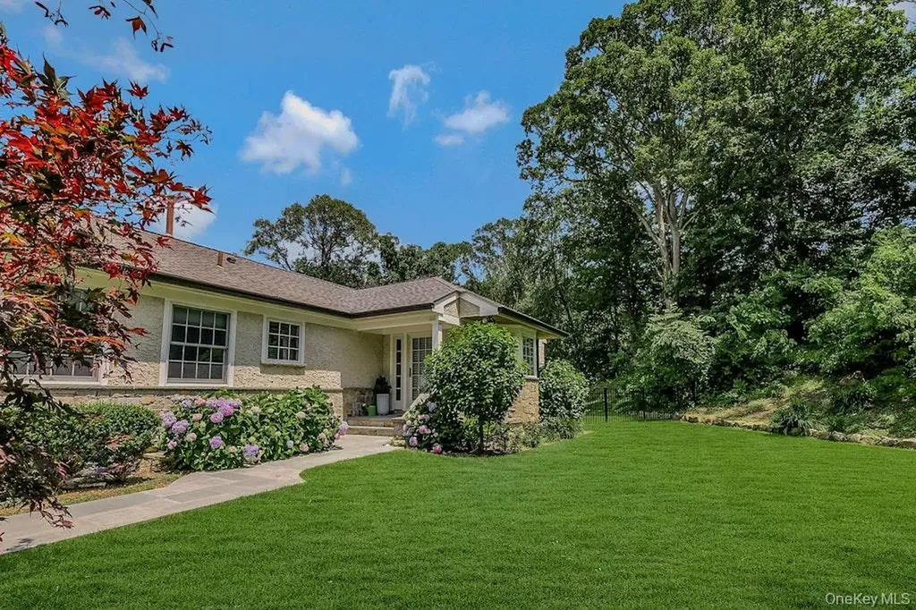 47 Sherwood Gate Oyster Bay NY 11771