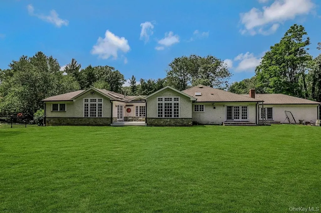 47 Sherwood Gate Oyster Bay NY 11771