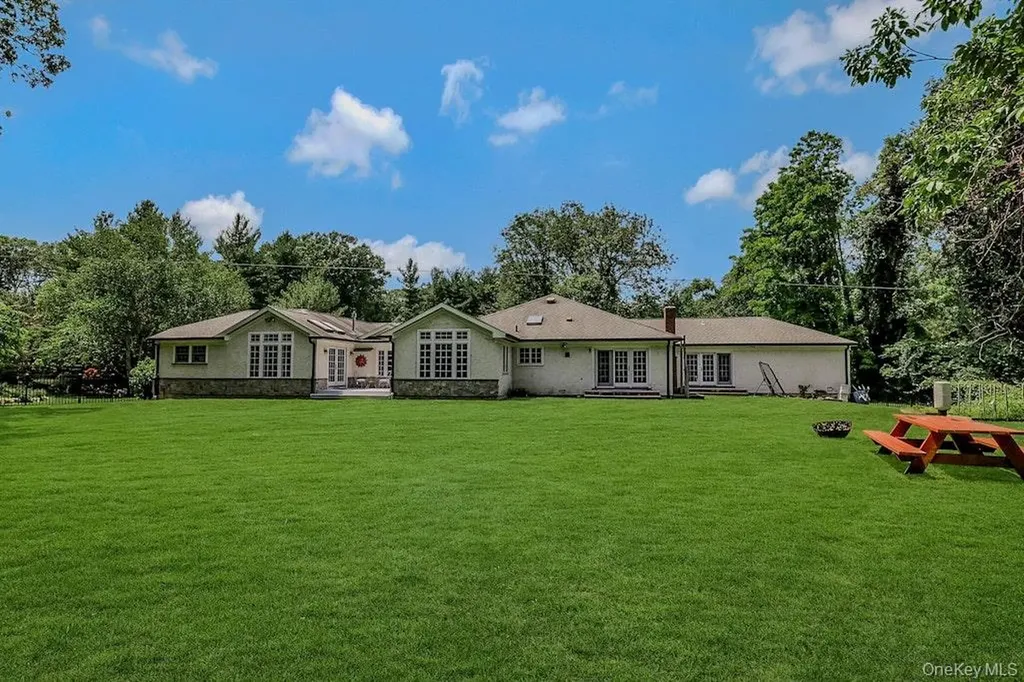 47 Sherwood Gate Oyster Bay NY 11771