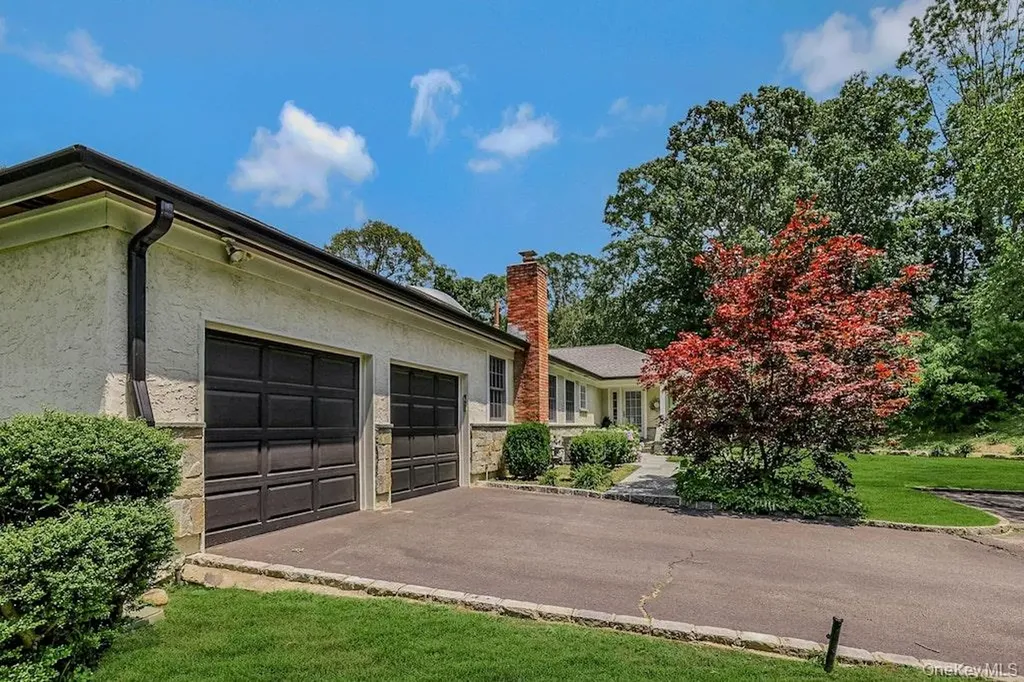 47 Sherwood Gate Oyster Bay NY 11771