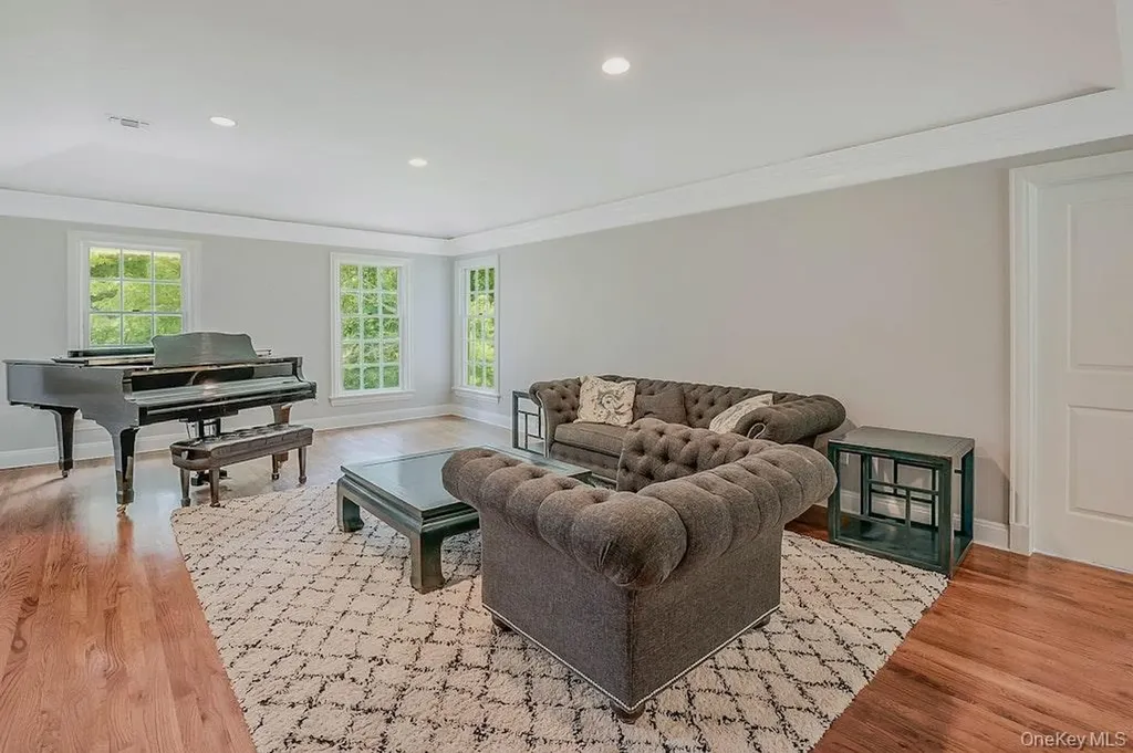 47 Sherwood Gate Oyster Bay NY 11771