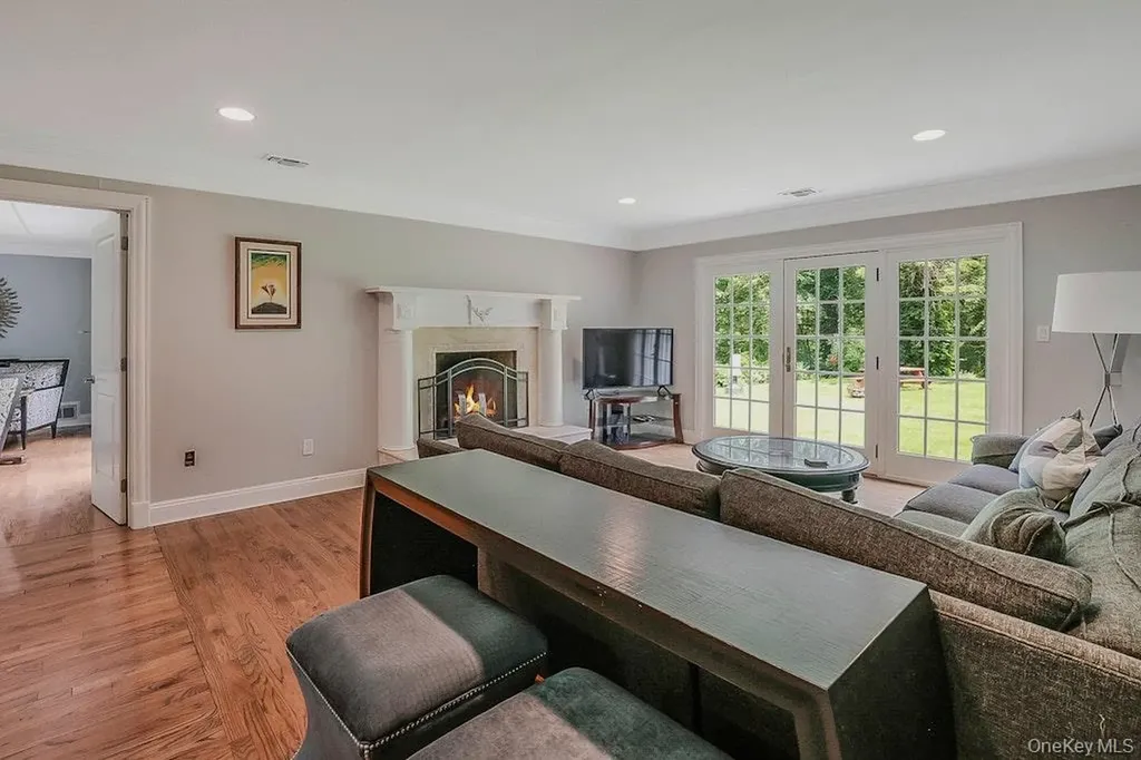 47 Sherwood Gate Oyster Bay NY 11771