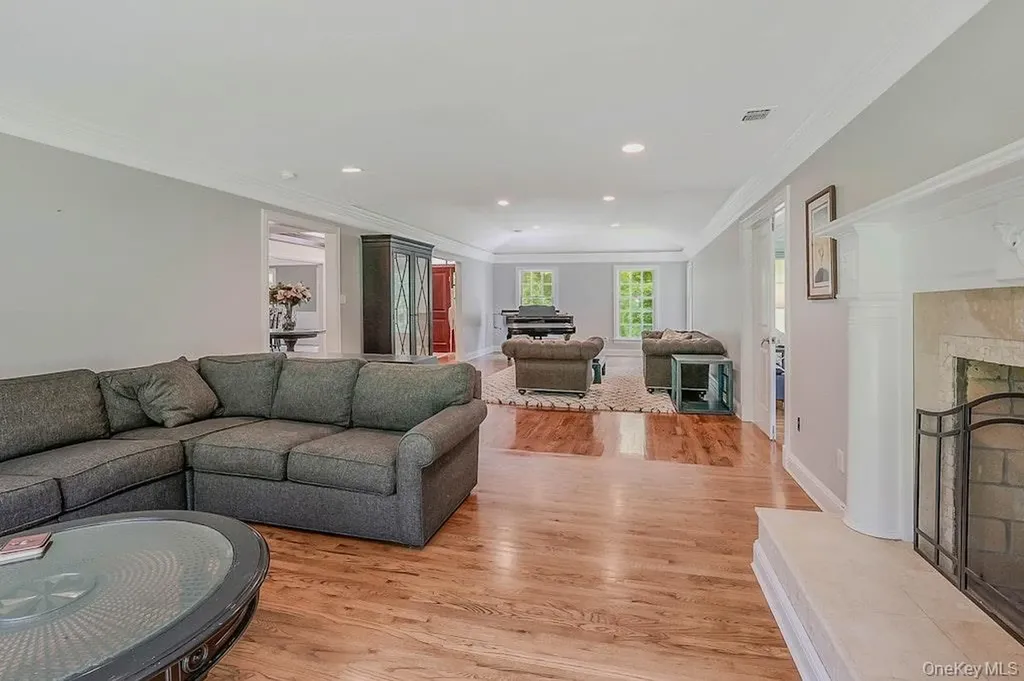 47 Sherwood Gate Oyster Bay NY 11771