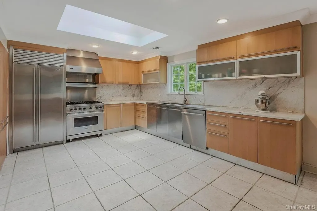 47 Sherwood Gate Oyster Bay NY 11771