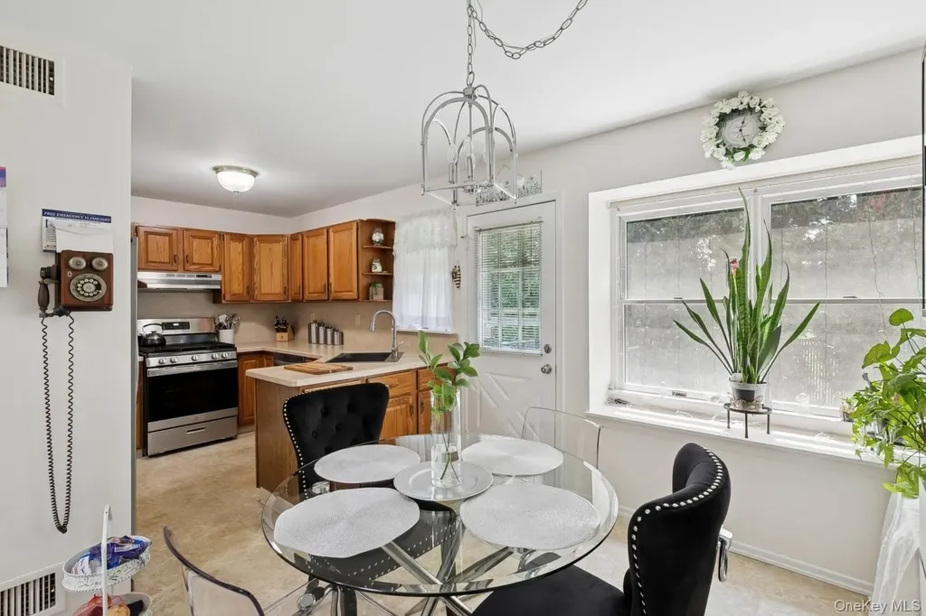 27 Primrose Lane North Babylon NY 11703