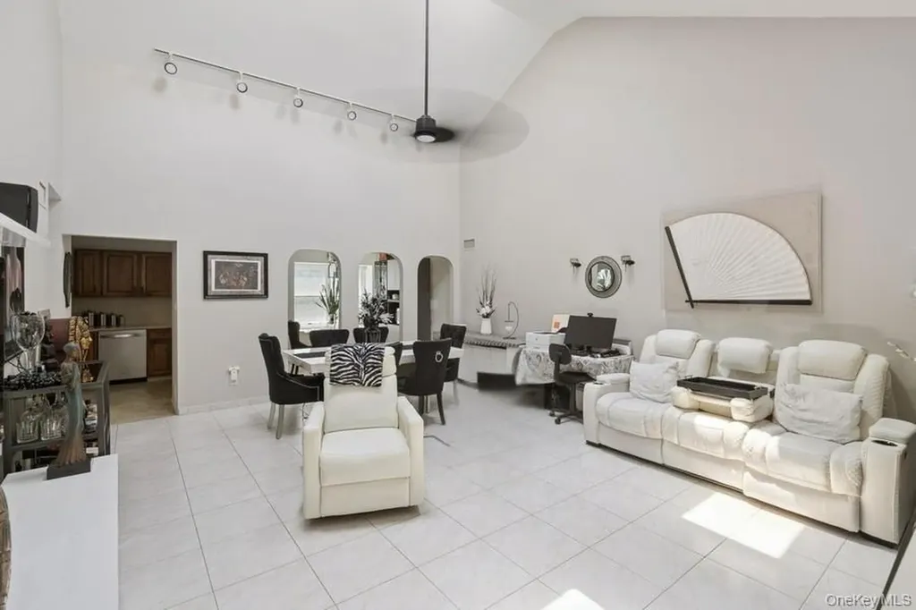 27 Primrose Lane North Babylon NY 11703