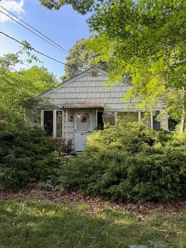 11 W Hemlock Street Islip NY 11751