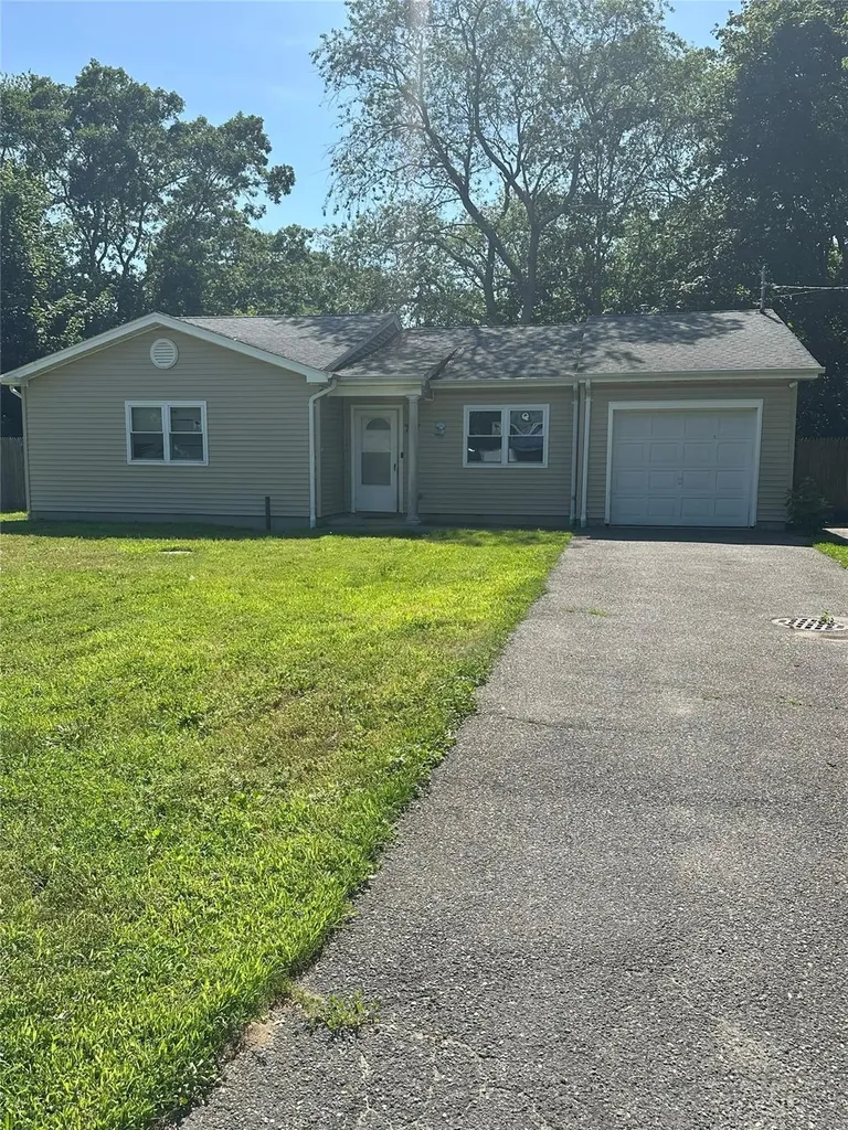 752 Bayview Avenue Bellport NY 11713