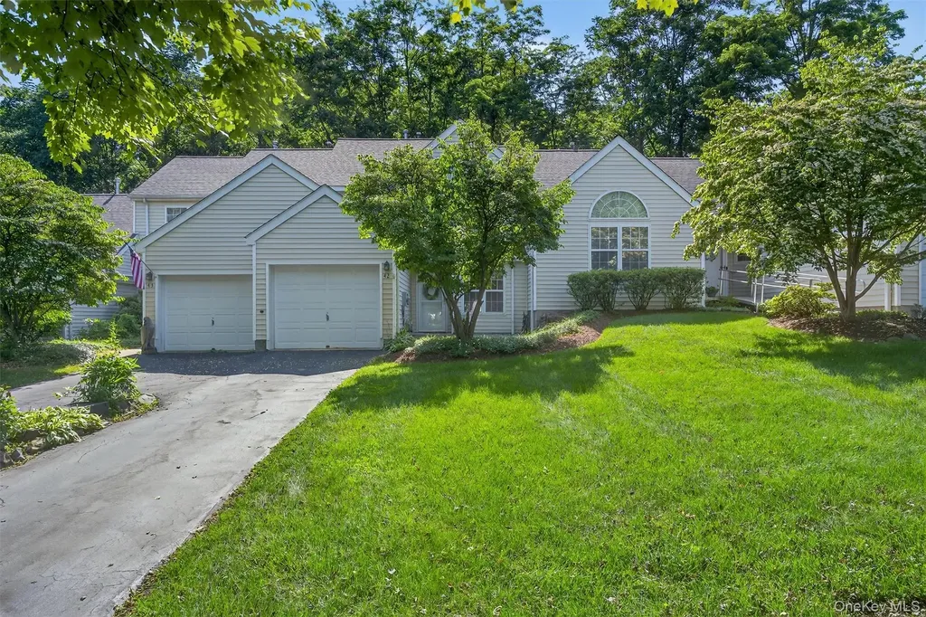 42 Prestwick Court Poughkeepsie NY 12603