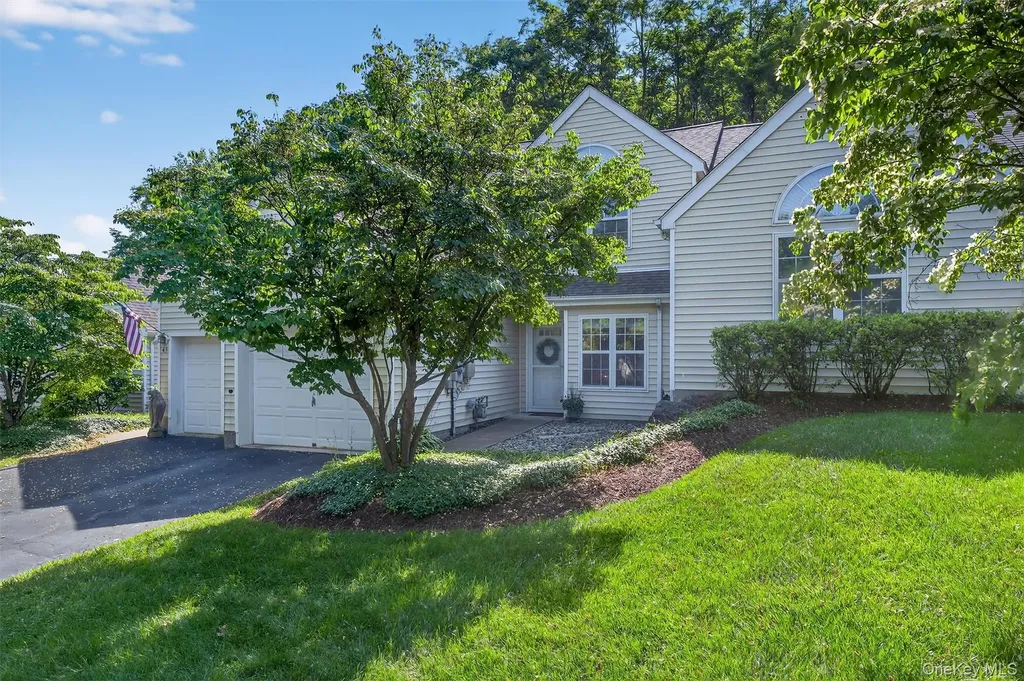 42 Prestwick Court Poughkeepsie NY 12603