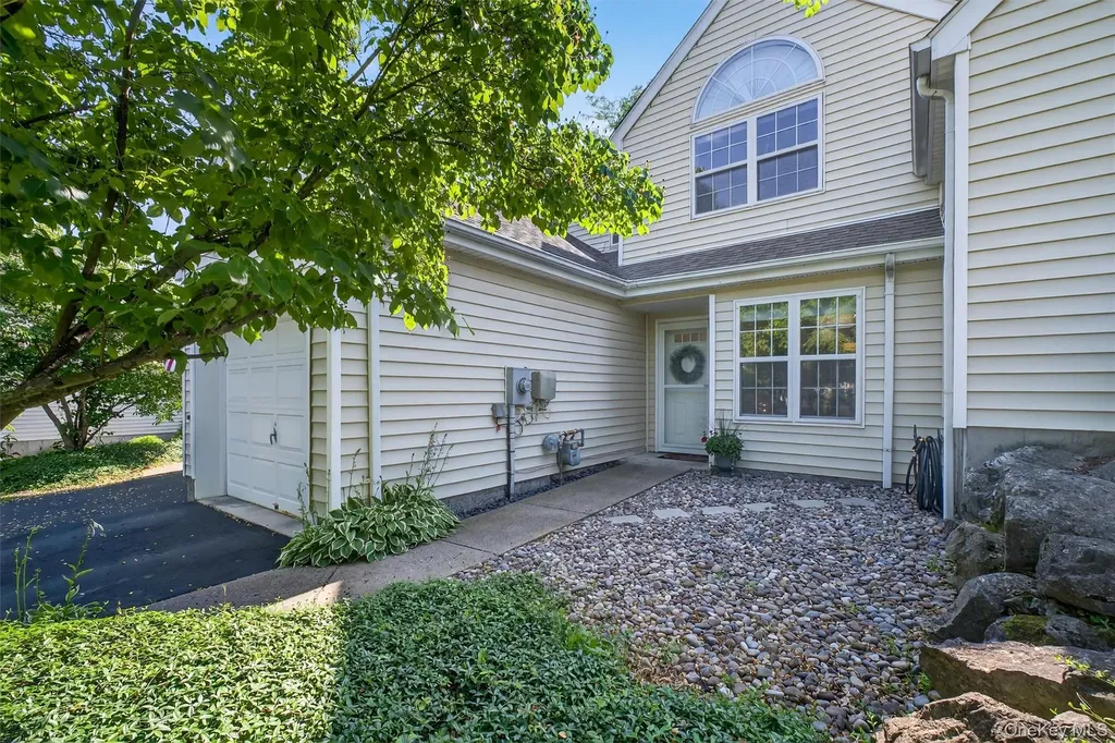 42 Prestwick Court Poughkeepsie NY 12603