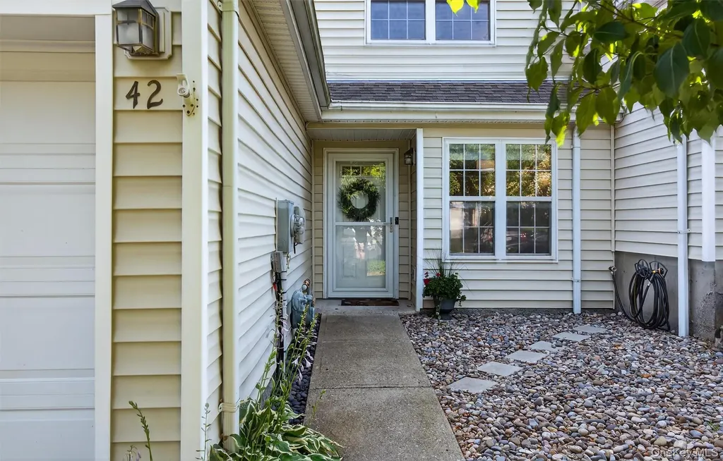 42 Prestwick Court Poughkeepsie NY 12603