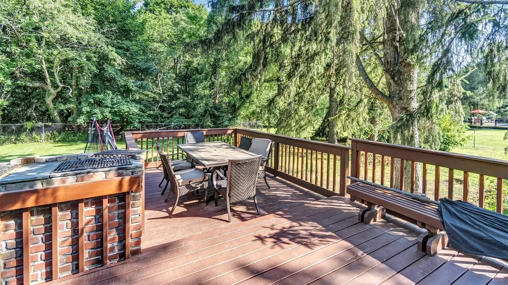 24 Summerset Drive Smithtown NY 11787