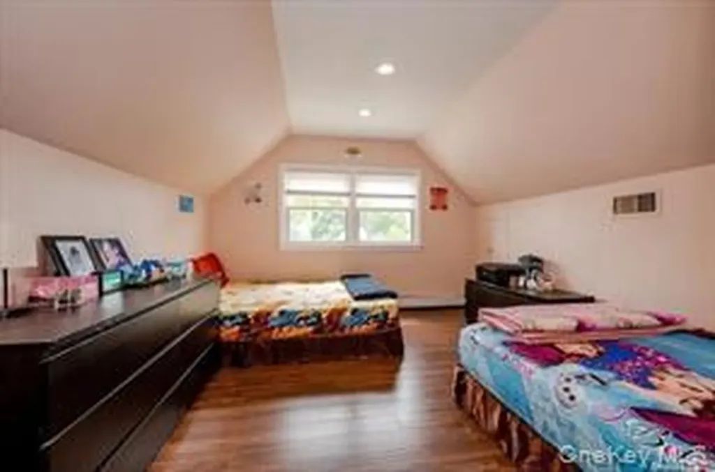 252-14 82 Road Bellerose NY 11426