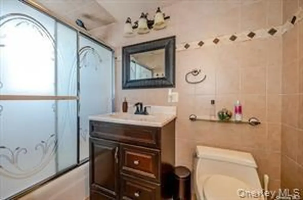 252-14 82 Road Bellerose NY 11426