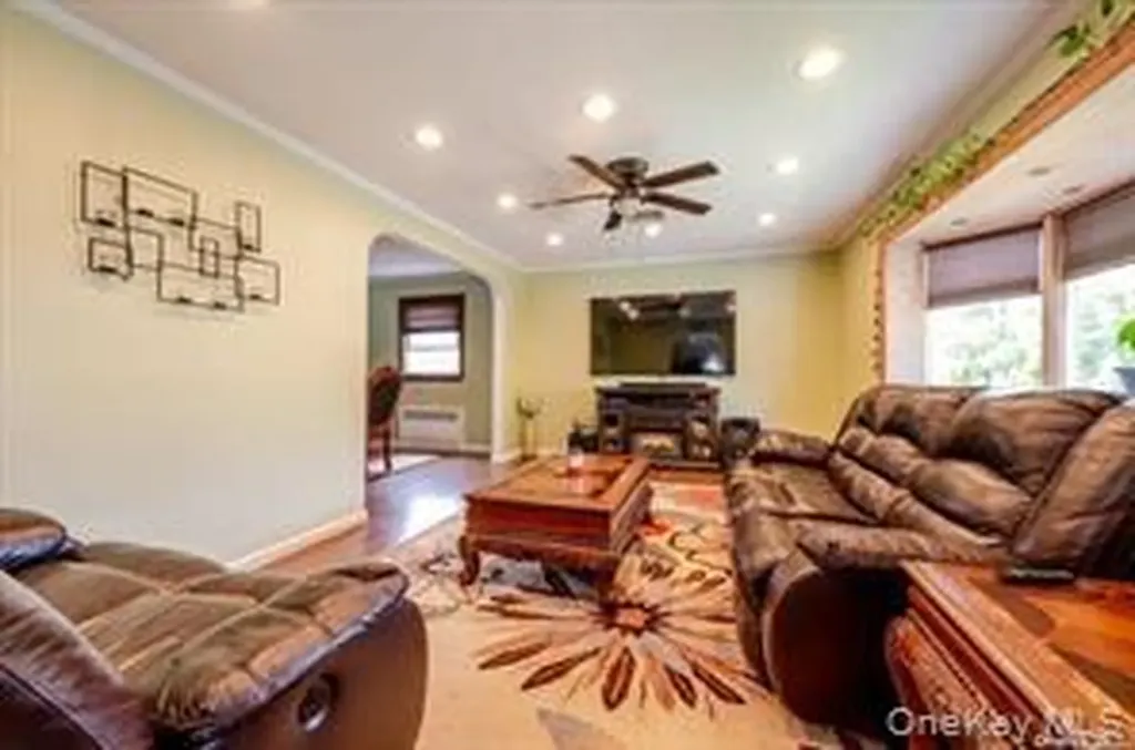 252-14 82 Road Bellerose NY 11426