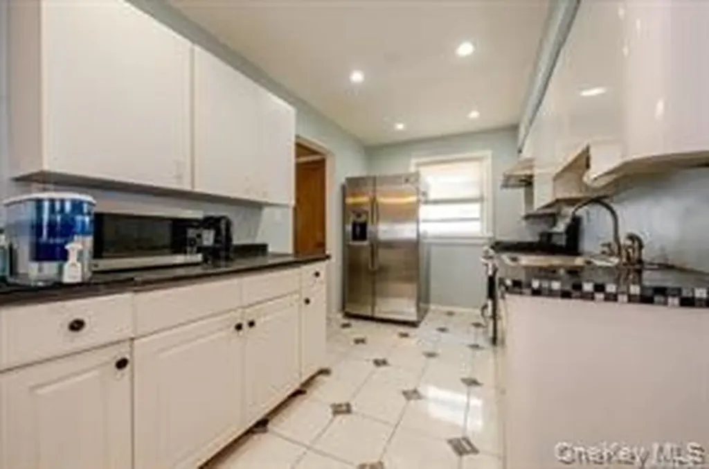 252-14 82 Road Bellerose NY 11426