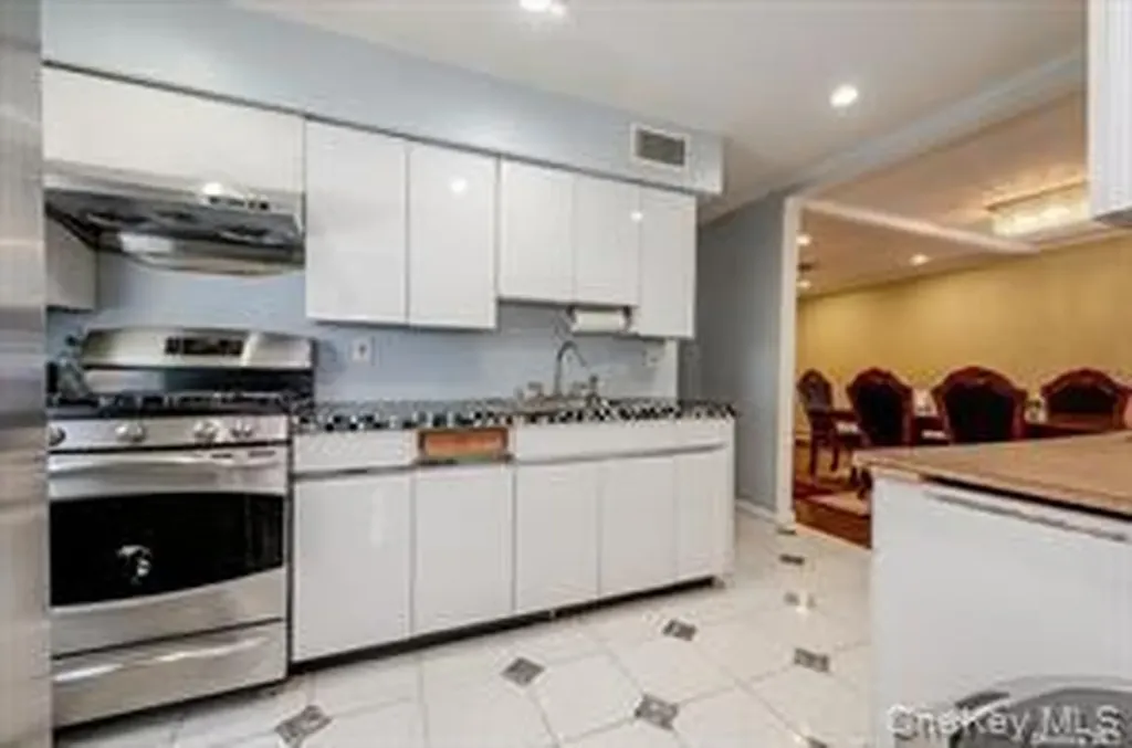 252-14 82 Road Bellerose NY 11426