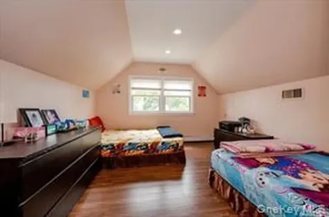 252-14 82 Road Bellerose NY 11426