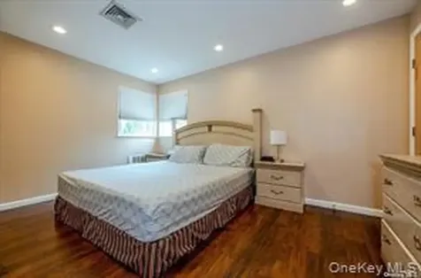 252-14 82 Road Bellerose NY 11426