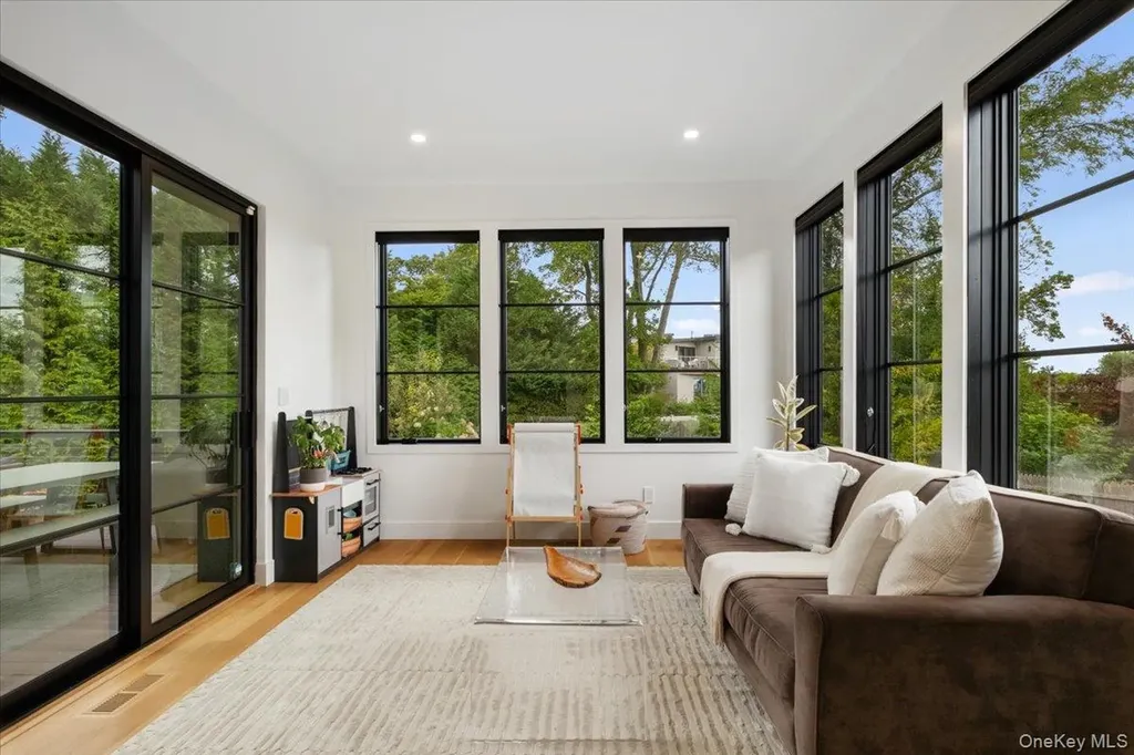 1040 Nautilus Lane Mamaroneck NY 10543