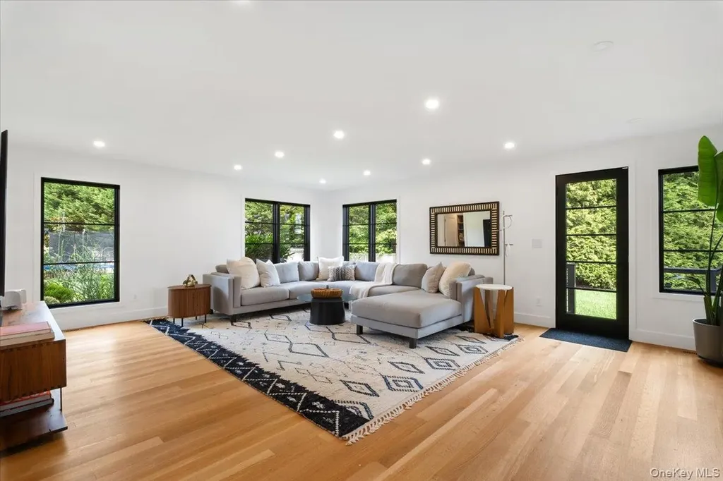 1040 Nautilus Lane Mamaroneck NY 10543