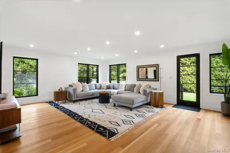 1040 Nautilus Lane Mamaroneck NY 10543