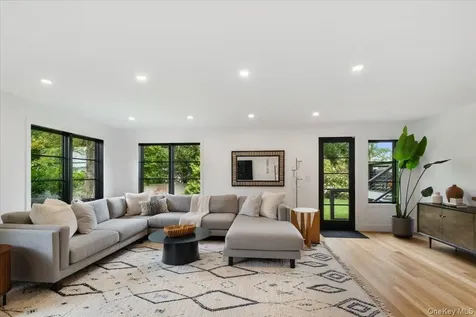 1040 Nautilus Lane Mamaroneck NY 10543