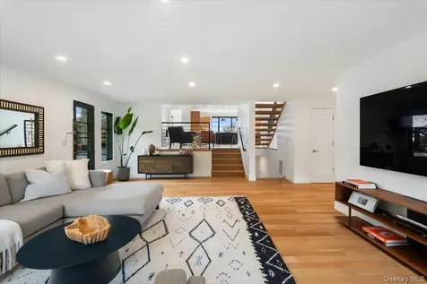 1040 Nautilus Lane Mamaroneck NY 10543