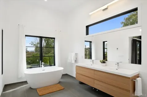 1040 Nautilus Lane Mamaroneck NY 10543