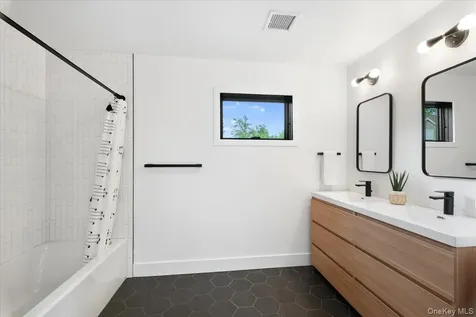 1040 Nautilus Lane Mamaroneck NY 10543