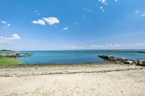 1040 Nautilus Lane Mamaroneck NY 10543