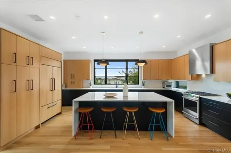 1040 Nautilus Lane Mamaroneck NY 10543