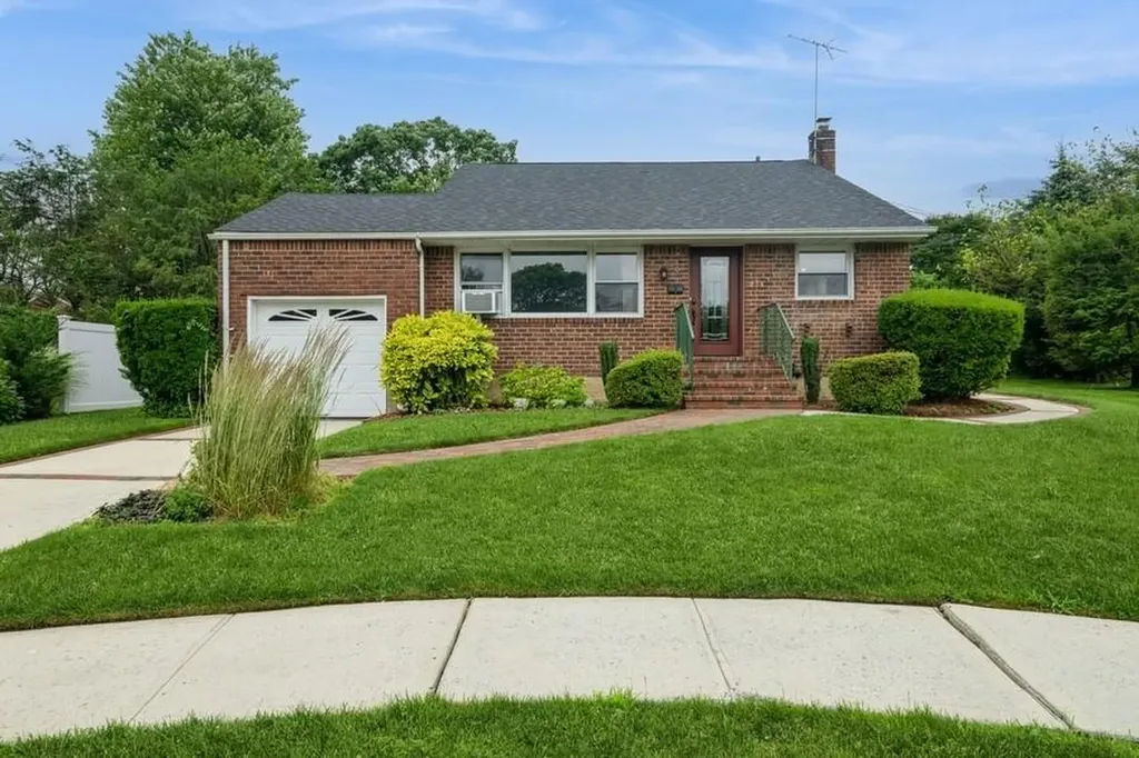 6 Robert Court Bethpage NY 11714